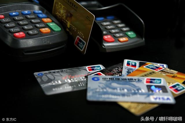 現(xiàn)在個(gè)人POS機(jī)辦理很簡單，只要提供身份證，信用卡就能馬上辦理，然后自行下載APP軟件，注冊實(shí)名認(rèn)證后就能刷卡收款，非常方便。